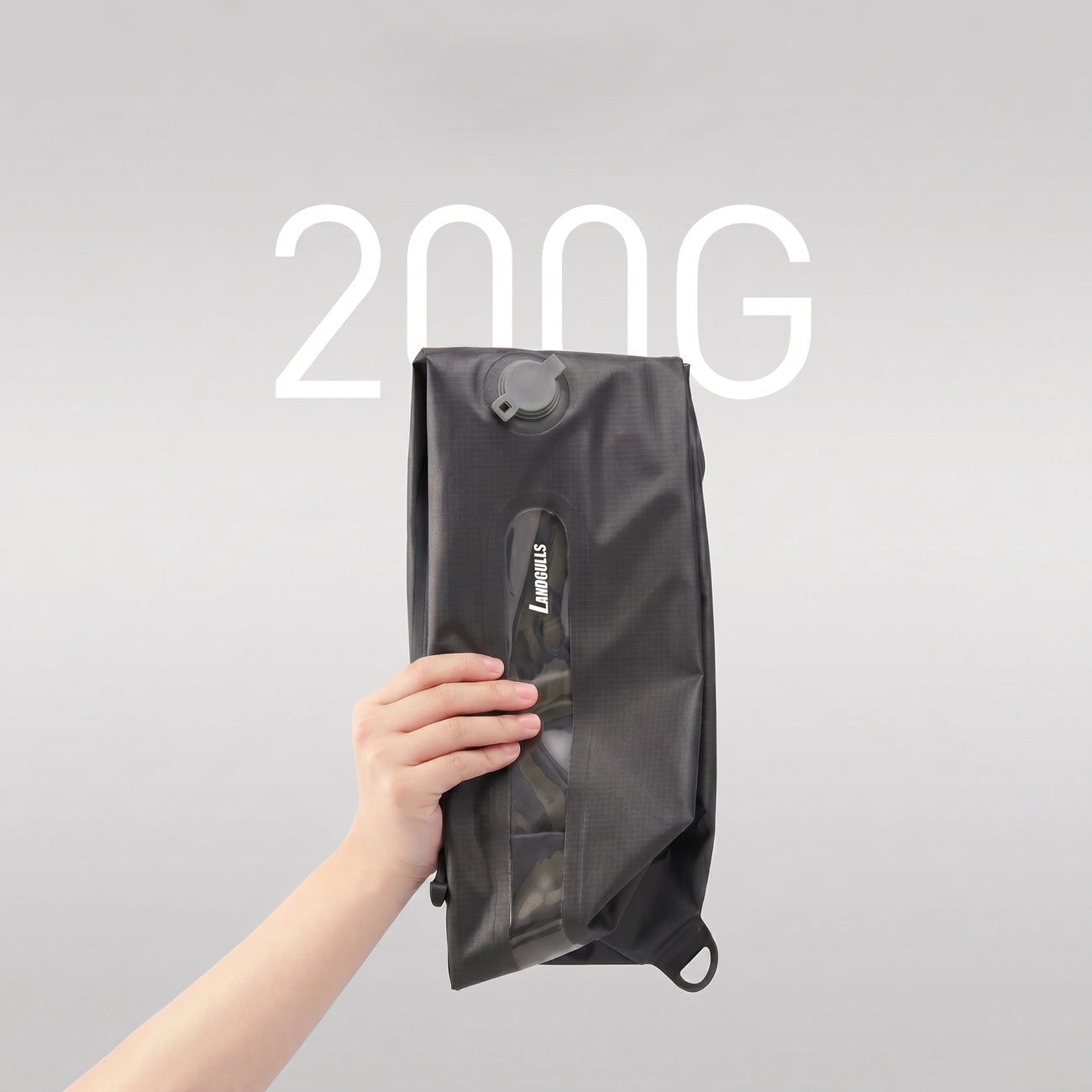 Hand holding Lavnex AirPack Vacuum Bag™ Jet Black with 200 G text in background highlighting ultra‑lightweight construction