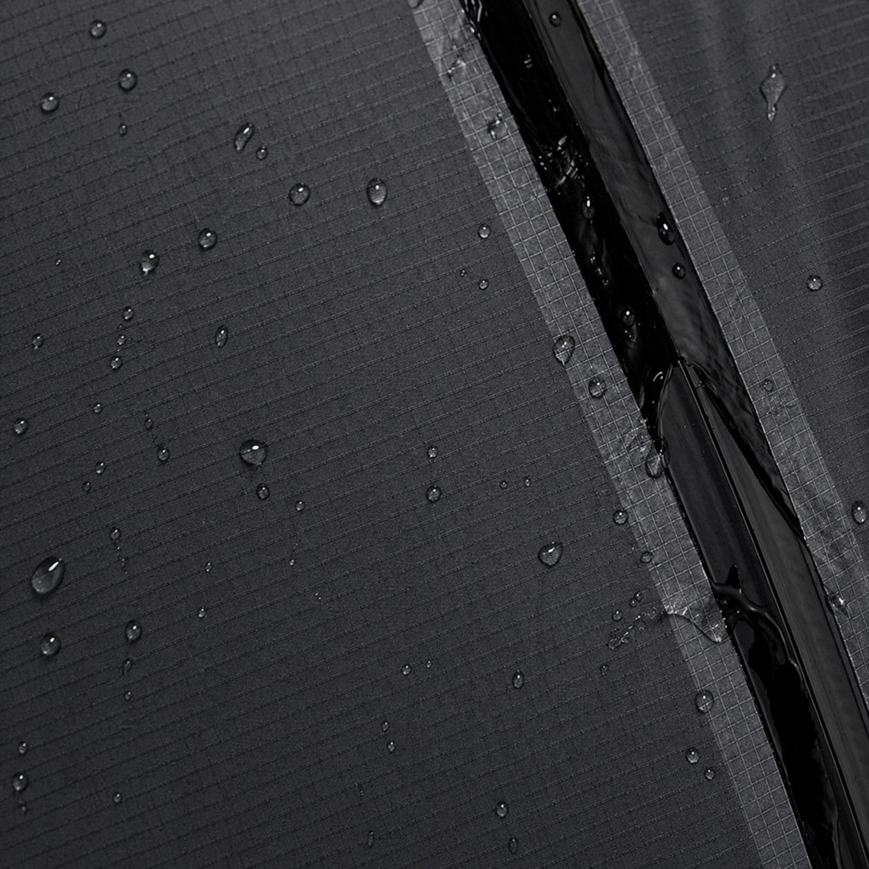 Sealed zipper and water‑repellent surface of Lavnex AirPack