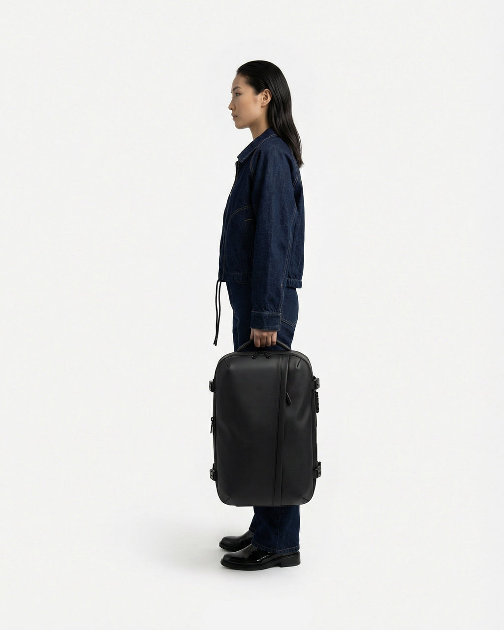 Minimalist travel bag design by Lavnex
