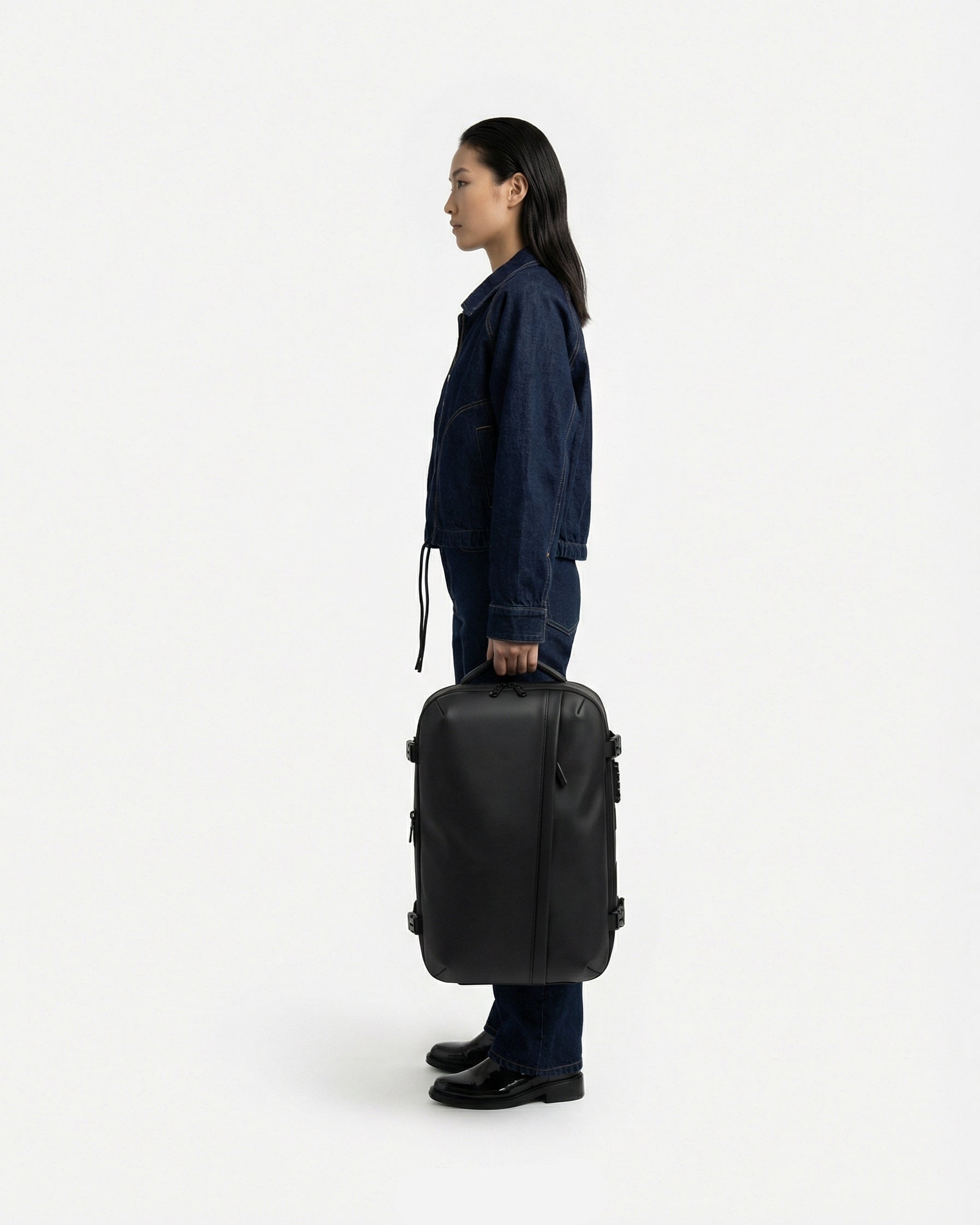 Minimalist travel bag design by Lavnex